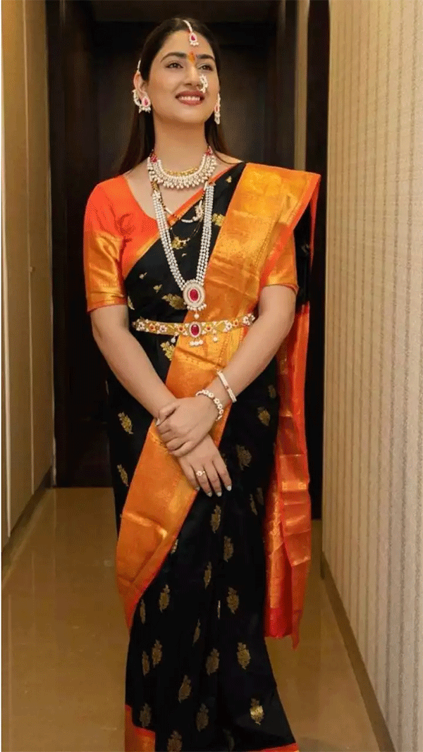 Sai Lokur sankrant special look in black saree | Makar Sankrant: 'सई  लोकूर'नं केली संक्रांतीची तयारी; पाहा खास फोटो