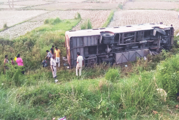 Madhubani: दर्दनाक सड़क हादसे में 40 यात्रियों से भरी बस पलटी, एक की मौत; 30 से अधिक घायल